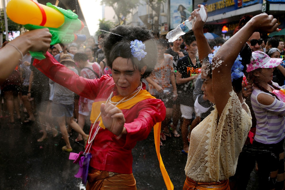 Thai Lan tung bung trong le hoi te nuoc Songkran-Hinh-11